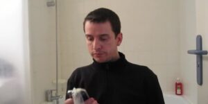 Mickael Ménard, de Studio Bubble Tea, le père de Kalys et Athéna, met un préservatif sur un Iphone. Humour ?