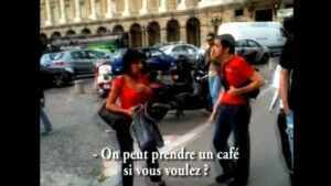 Mickael Ménard, de Studio Bubble Tea, (bobi passe le bac) le père de Kalys et Athéna, met la main aux fesses d'une femme dans la rue