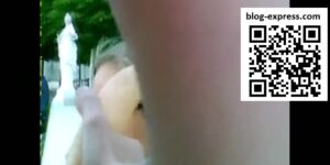 Mickael Ménard, de Studio Bubble Tea, le père de Kalys et Athéna, met un godemichet devant le visage d'une femme et la met mal à l'aise