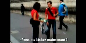Mickael Ménard, de Studio Bubble Tea, (bobi passe le bac) le père de Kalys et Athéna, met la main aux fesses d'une femme dans la rue