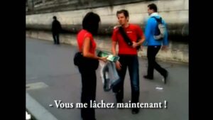 Mickael Ménard, de Studio Bubble Tea, (bobi passe le bac) le père de Kalys et Athéna, met la main aux fesses d'une femme dans la rue