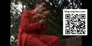 Mickael Ménard, de Studio Bubble Tea, (bobi passe le bac) le père de Kalys et Athéna, embrasse à pleine bouche un ours en peluche et le frappe violemment