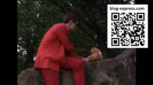 Mickael Ménard, de Studio Bubble Tea, (bobi passe le bac) le père de Kalys et Athéna, embrasse à pleine bouche un ours en peluche et le frappe violemment
