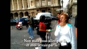 Mickael Ménard, de Studio Bubble Tea, (bobi passe le bac) le père de Kalys et Athéna, met la main aux fesses d'une femme dans la rue