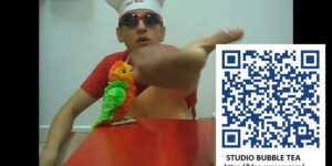 Mickael Ménard, de Studio Bubble Tea, (bobi passe le bac) le père de Kalys et Athéna, mime la masturbation d'un perroquet et lèche son sperme