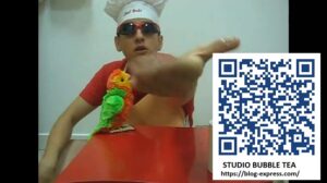 Mickael Ménard, de Studio Bubble Tea, (bobi passe le bac) le père de Kalys et Athéna, mime la masturbation d'un perroquet et lèche son sperme